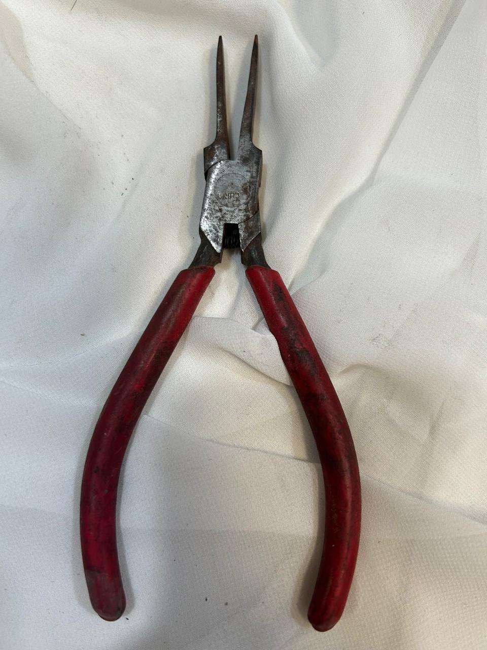 Pinza de punta larga usada